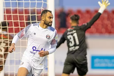 طرحه أرضًا.. حارس الجبلين يعتدي على حكم مباراة العدالة في دوري يلو (فيديو)